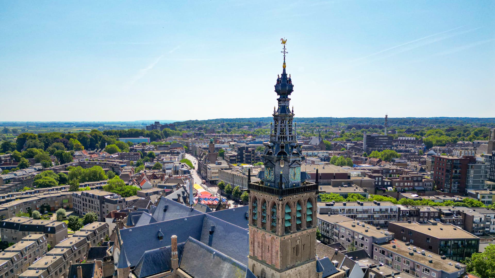 Luchtfoto van Nijmegen met de Stevenskerk in het middelpunt